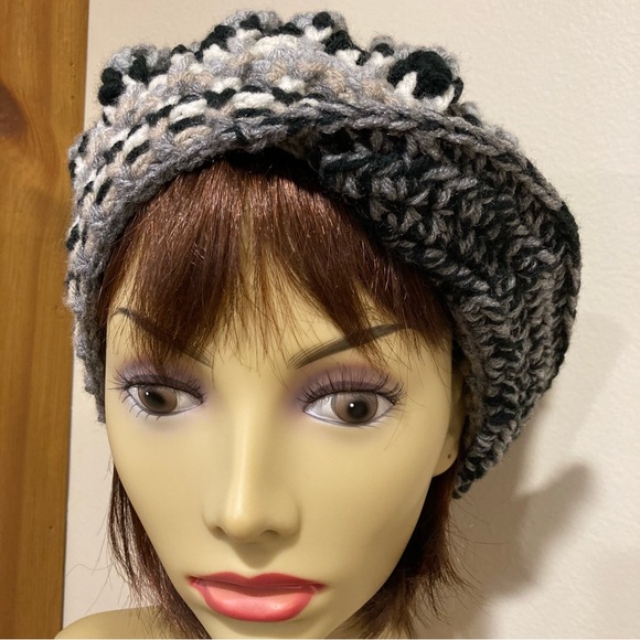 Fun, snappy, chic, handknit, Boho hippie style, newsboy, cap. Multi black, gray. - Picture 8 of 8